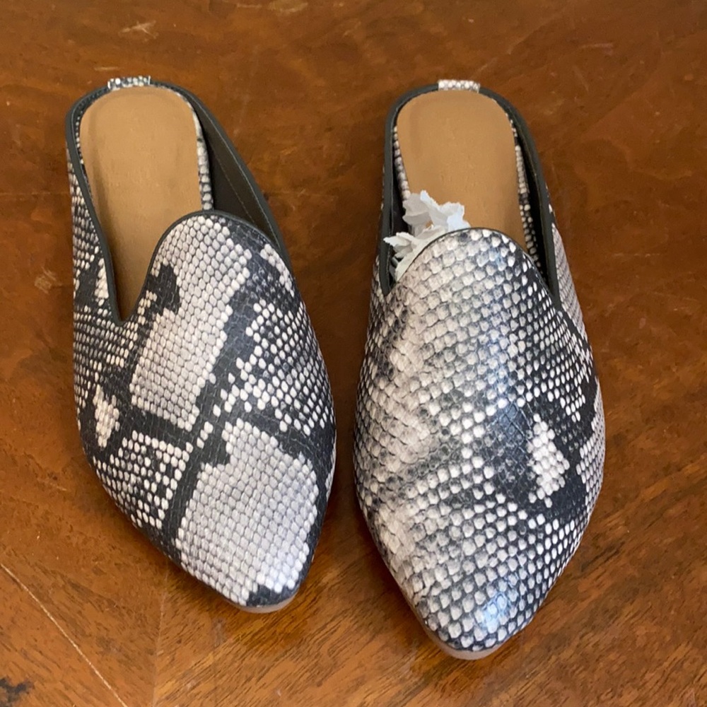 Universal Thread Snakeskin Slides